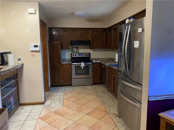 2124 E Arrowhead CIR, Olathe, KS 66062