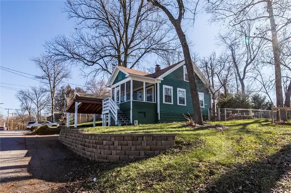97 Beach DR, Lake Tapawingo, MO 64015
