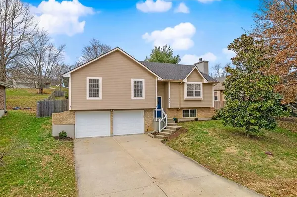 902 SW Foxtail DR, Grain Valley, MO 64029