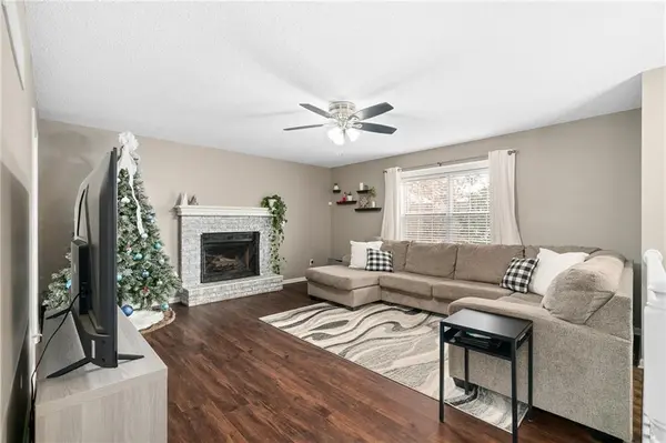 902 SW Foxtail DR, Grain Valley, MO 64029