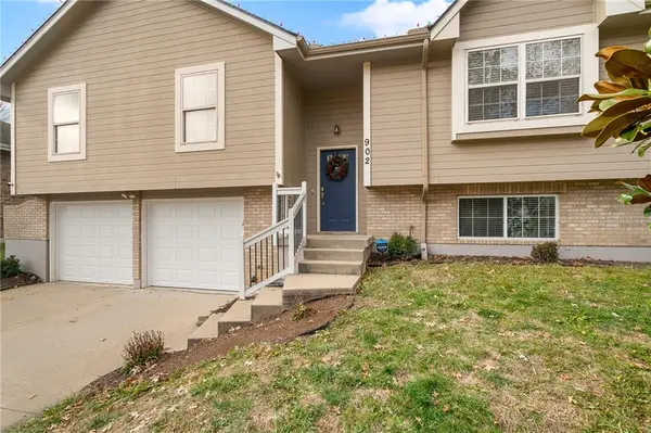 902 SW Foxtail DR, Grain Valley, MO 64029