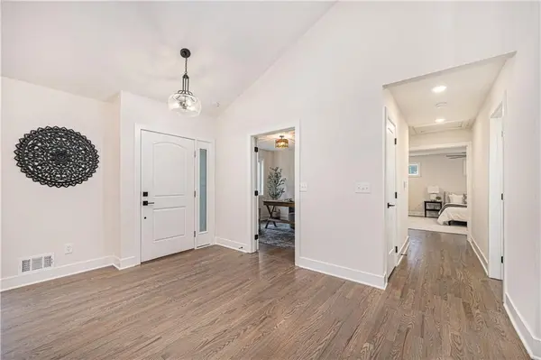 8904 Pawnee LN, Leawood, KS 66206