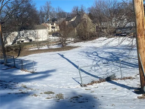 Thornton ST, Liberty, MO 64068