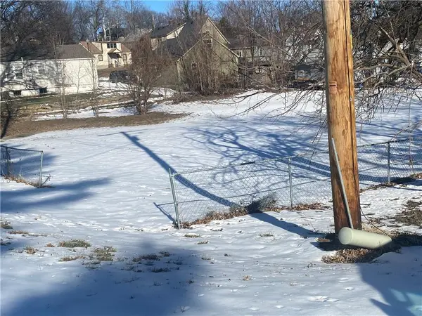 Thornton ST, Liberty, MO 64068