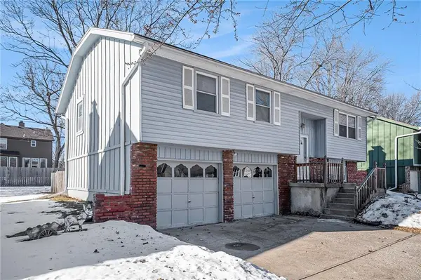 15428 S Summertree LN, Olathe, KS 66062
