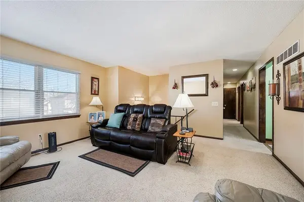 15428 S Summertree LN, Olathe, KS 66062