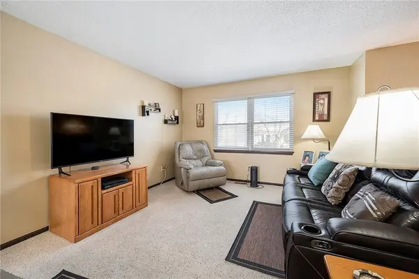 15428 S Summertree LN, Olathe, KS 66062