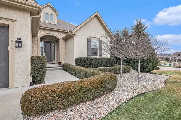 15713 Canterbury ST, Overland Park, KS 66224