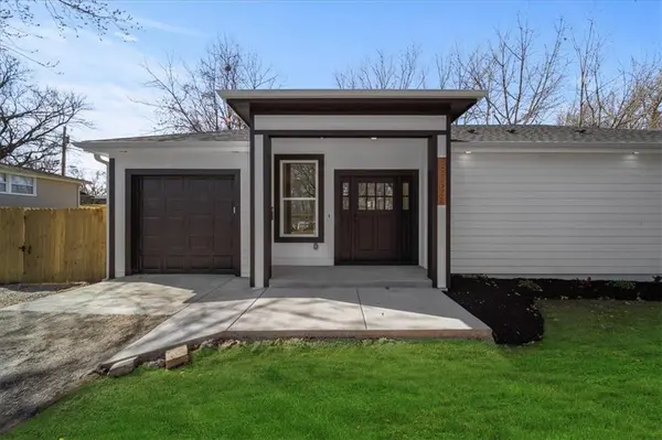 5704 N Woodland AVE, Gladstone, MO 64118