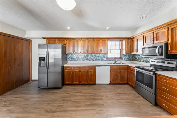 517 E 126th TER, Olathe, KS 66061