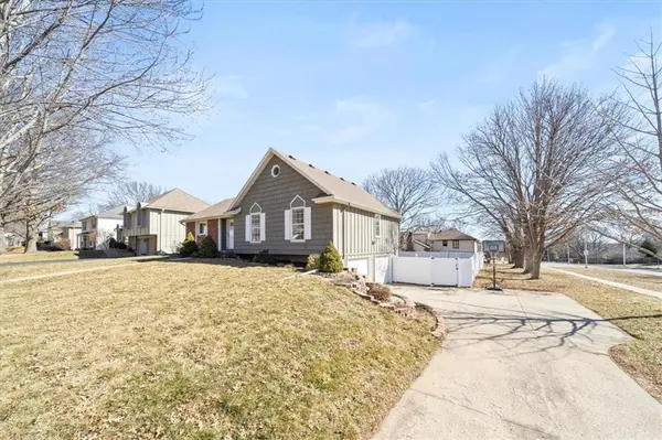 10249 Caenen DR, Lenexa, KS 66215