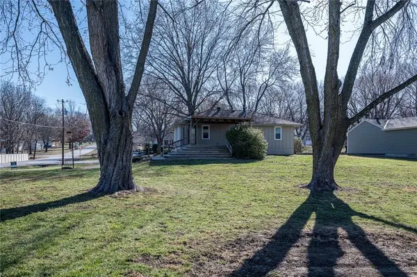 1910 N Farview DR, Independence, MO 64058