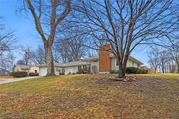7015 HEDGES AVE, Raytown, MO 64133