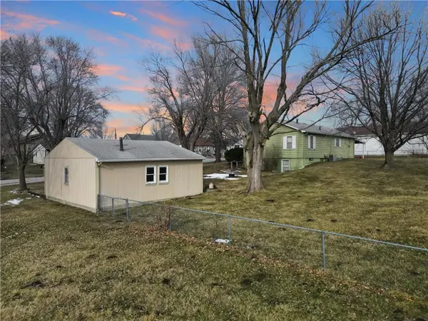 215 Southside CT, Excelsior Springs, MO 64024