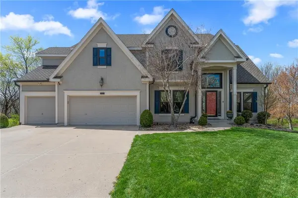 16012 Overbrook LN, Stilwell, KS 66085