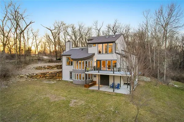 15404 Lake Point DR, Bonner Springs, KS 66012