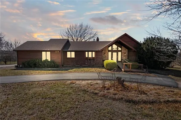 1251 E 1900 RD, Lawrence, KS 66046
