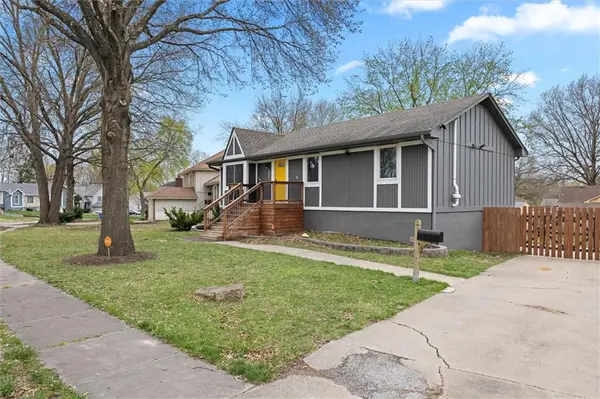 8005 Sunset CIR, Grandview, MO 64030