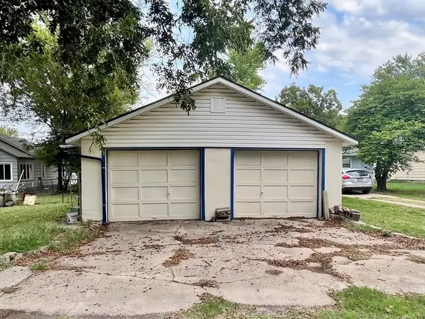 317 W 5th N/A, Cherryvale, KS 67335