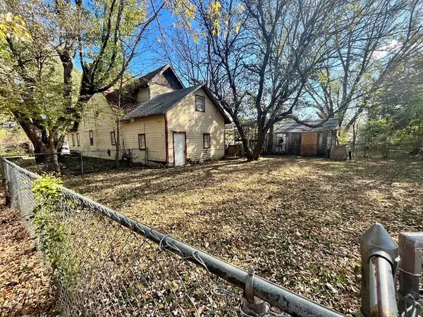 1117 N 9th ST, Independence, KS 67301