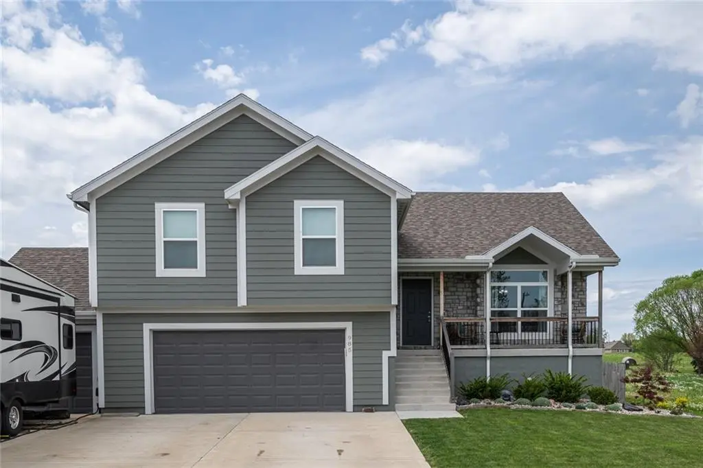 985 Sicklebar DR, Peculiar, MO 64078