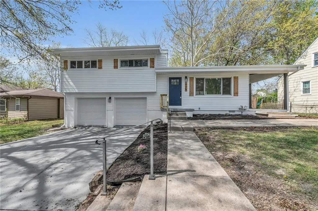 608 Lacy LN, Belton, MO 64012