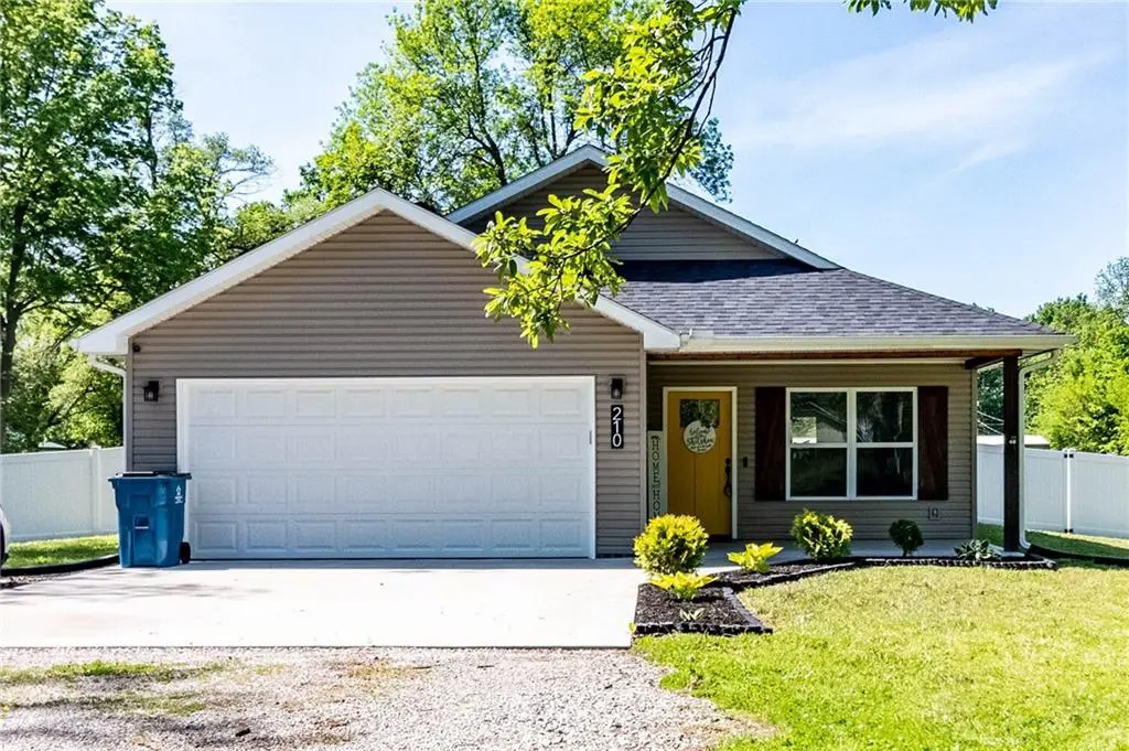 210 E Olive ST, La Monte, MO 65337
