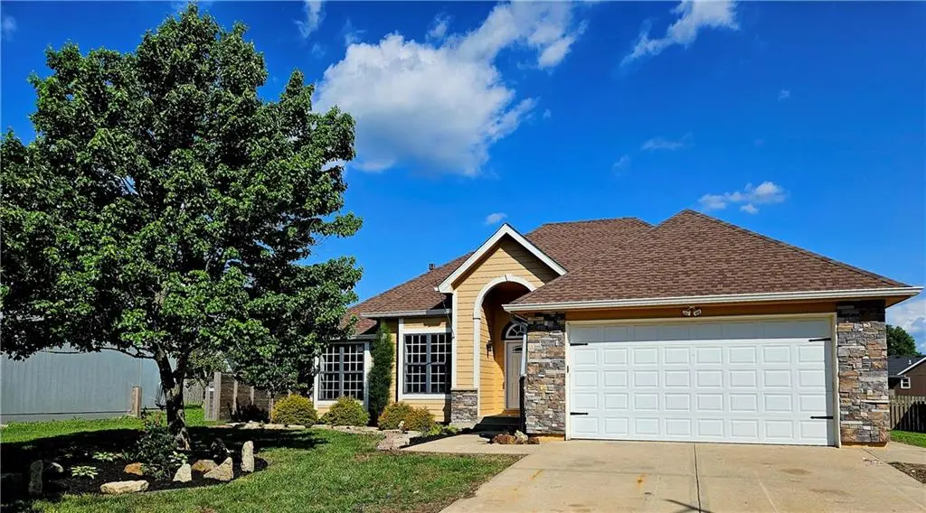 1309 Thomas DR, Louisburg, KS 66053