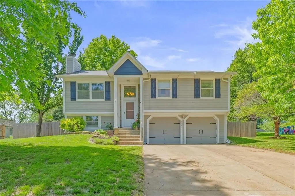 8764 Golden LN, De Soto, KS 66018