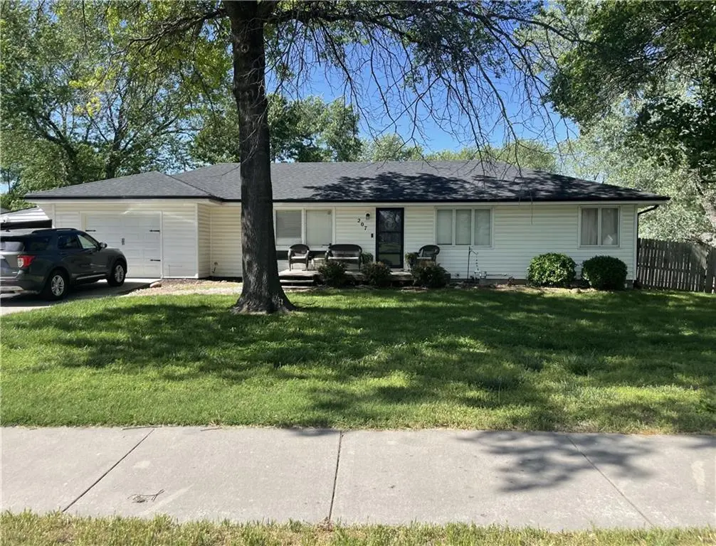 207 W 2nd ST, Tonganoxie, KS 66086