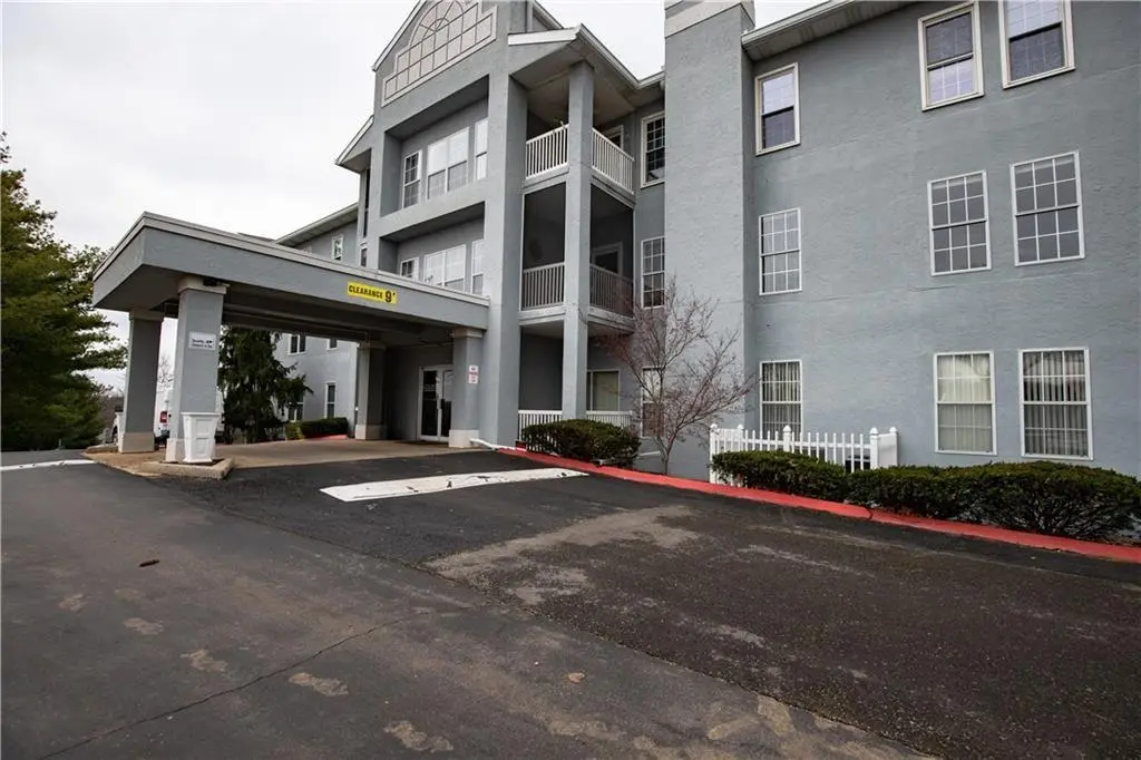 17800 E Bolger unit 309b RD, Independence, MO 64055
