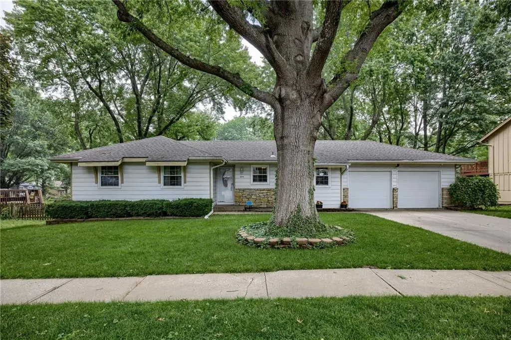 304 S Cardinal DR, Olathe, KS 66062