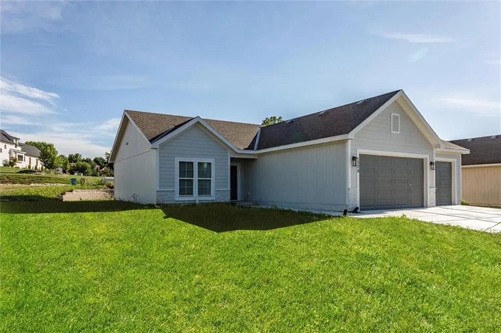 128 S 16th TER, Louisburg, KS 66053