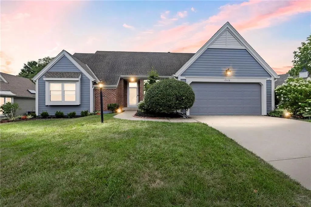 12428 Cambridge CIR, Leawood, KS 66209