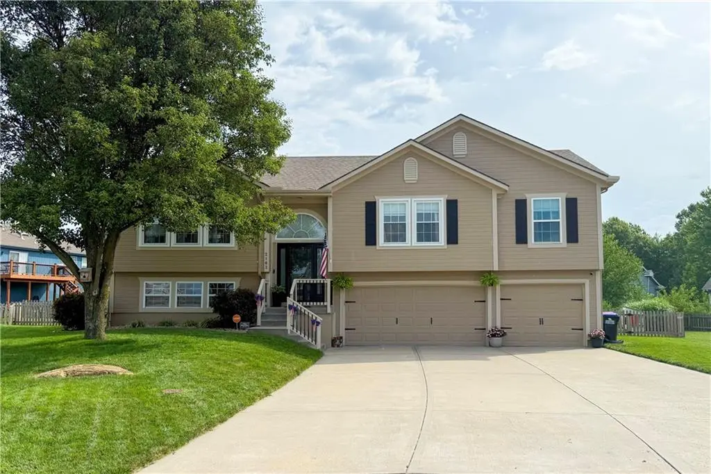 2102 Patti LN, Greenwood, MO 64034