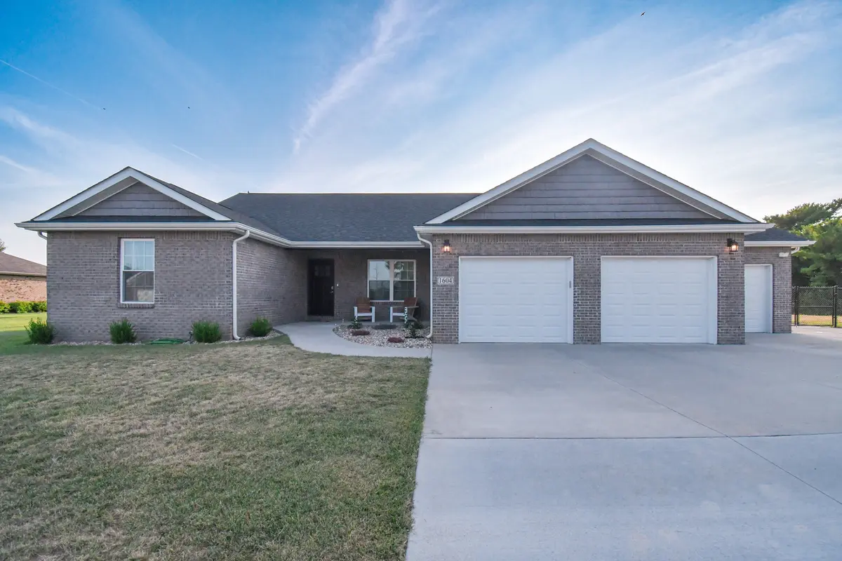 1604 E Bell Ford DR, Seymour, IN 47274