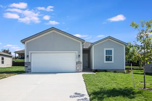 2207 Crestview PL, Raymore, MO 64083