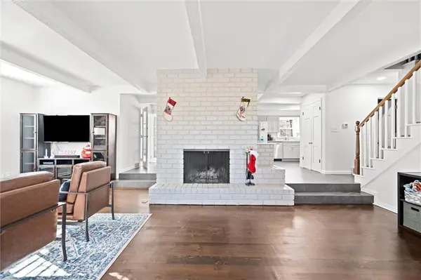 6907 Edgevale RD, Kansas City, MO 64113