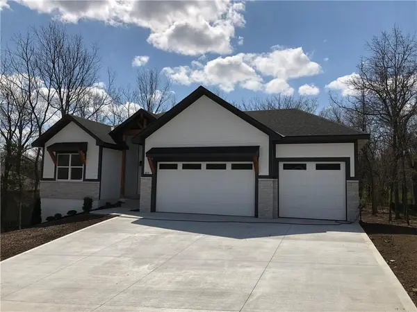 309 SW 17th ST, Oak Grove, MO 64075