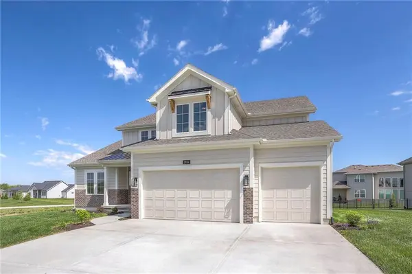 2034 SW Harvest Moon LN, Lee's Summit, MO 64082