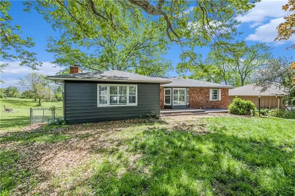 10609 NW Meadow Lane DR, Parkville, MO 64152