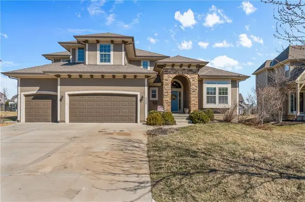8400 W 166th ST, Overland Park, KS 66085