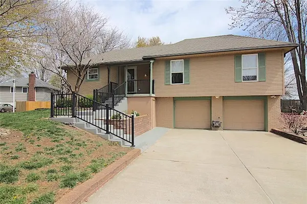 225 N Woodson DR, Raymore, MO 64083