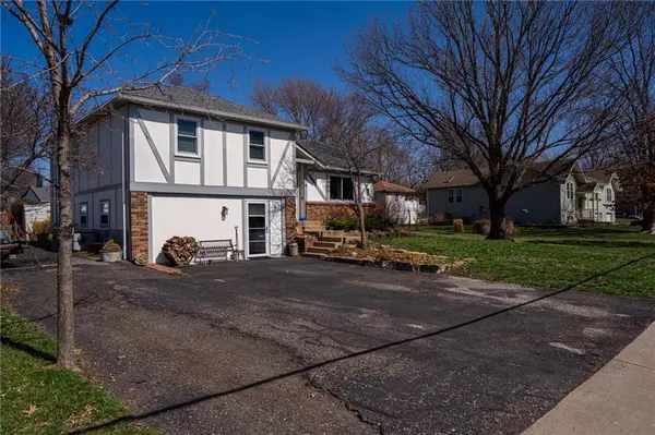 708 W Nelson ST, Edgerton, KS 66021