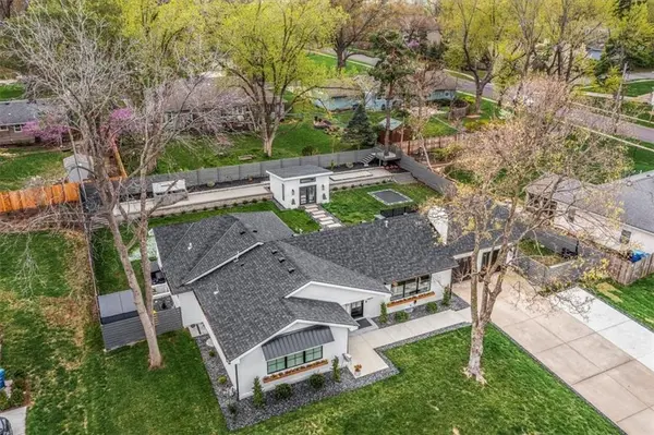 8221 Beverly DR, Prairie Village, KS 66208