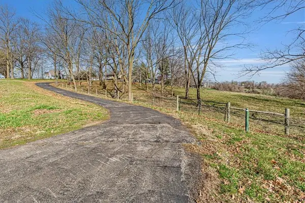 1930 Hillview RD, Liberty, MO 64068