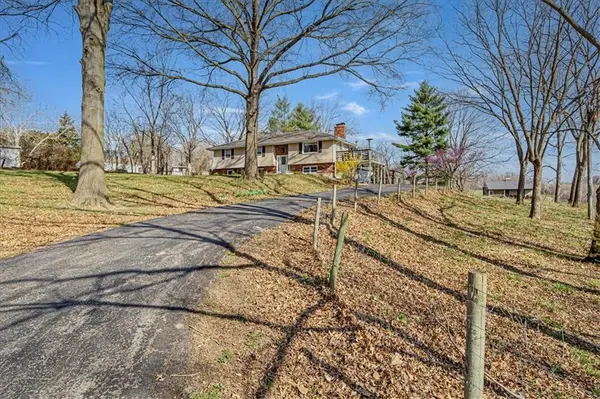 1930 Hillview RD, Liberty, MO 64068