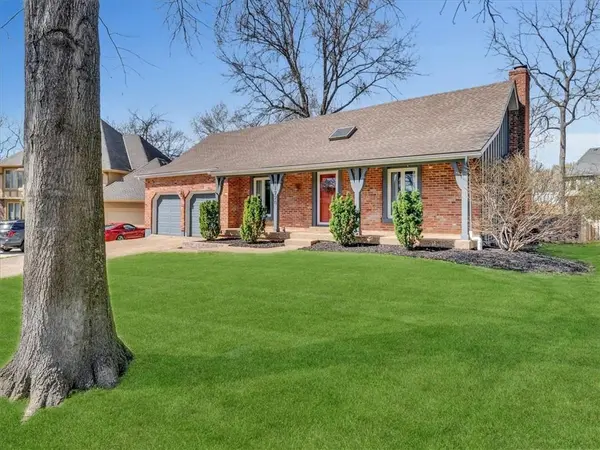 11720 W 102nd TER, Overland Park, KS 66214