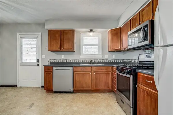 2200 S Owings ST, Oak Grove, MO 64075