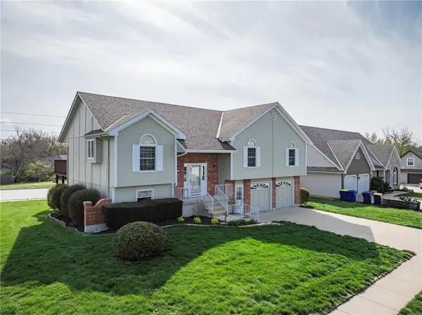 519 NE Timbercreek DR, Lee's Summit, MO 64086